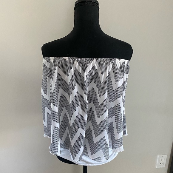 Off the shoulder top. - Picture 4 of 6